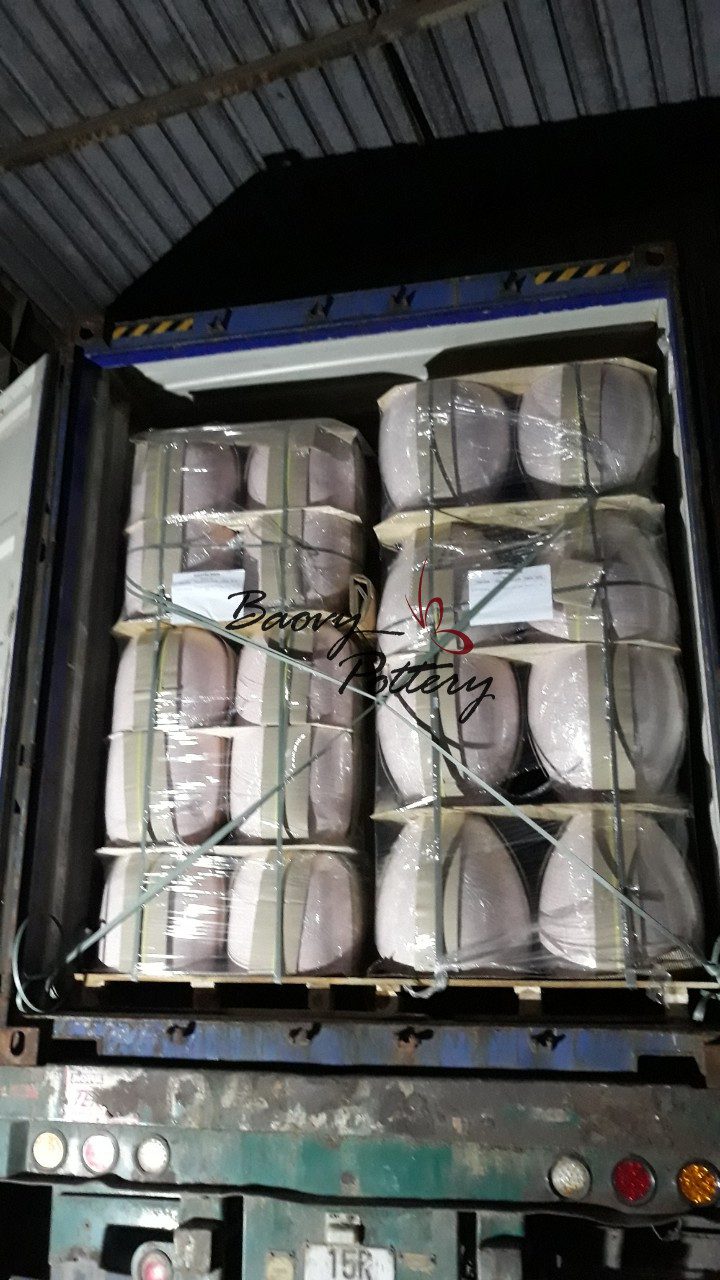 Container fully loaded. Pallets fastened again by strings to prevent falling upon door opening. Off we go!