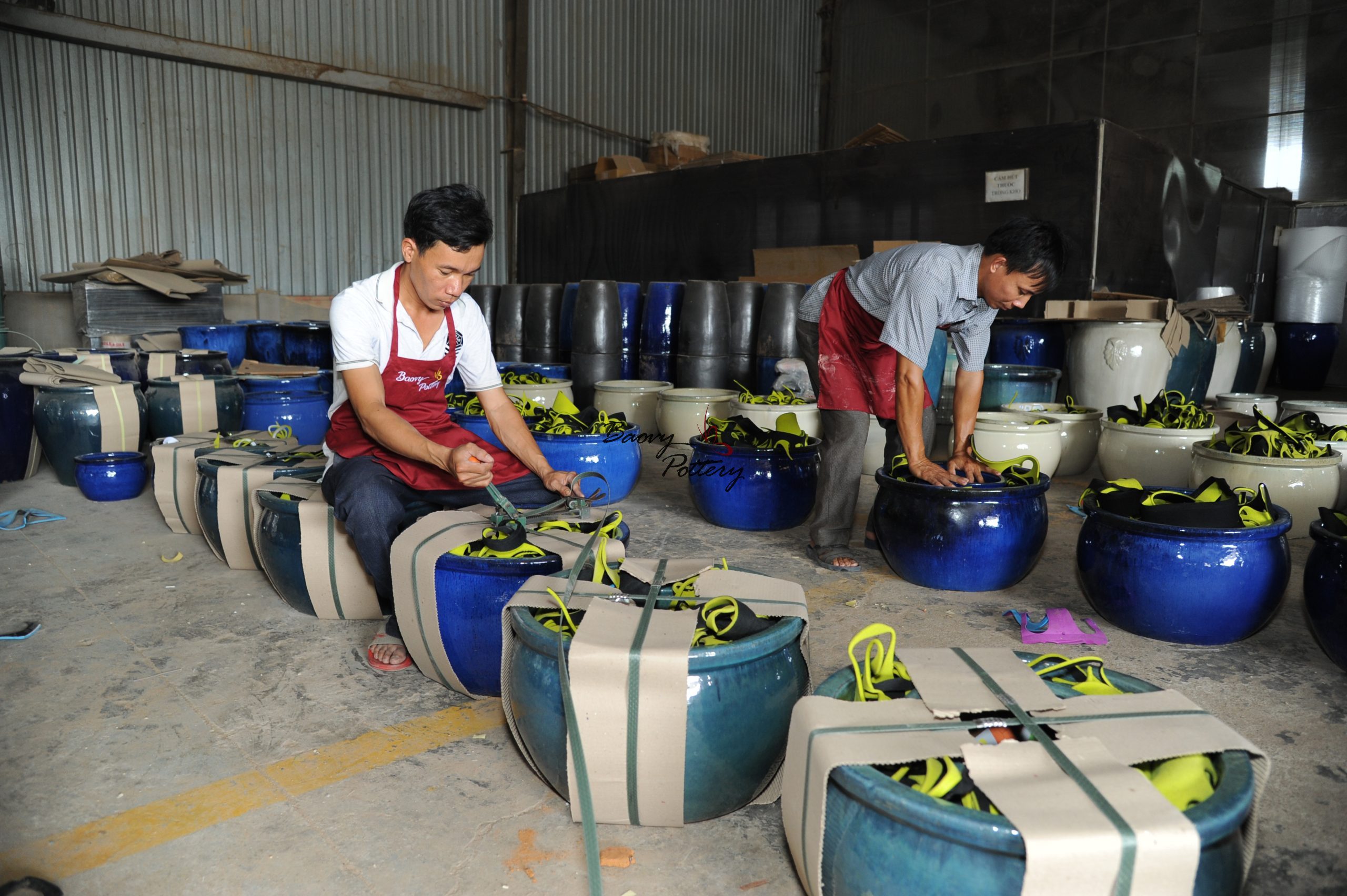 Damaged protection by inserting paper and_or rubber in and outside each pot